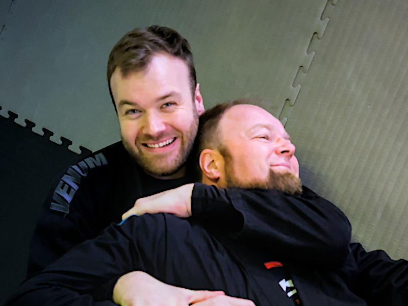 Novus Academy Molde-utøver (bottom) jobber i recumbent guard der motstanderen er i headquarters-posisjon.